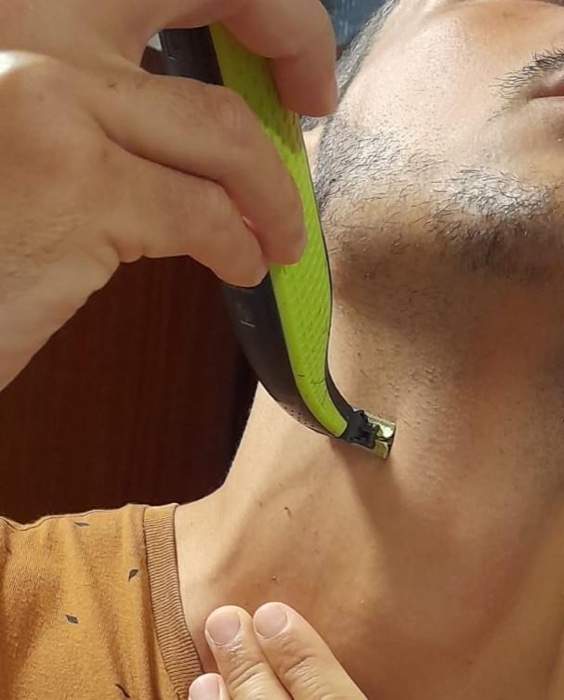 Cliente usando el Philips OneBlade en el cuello